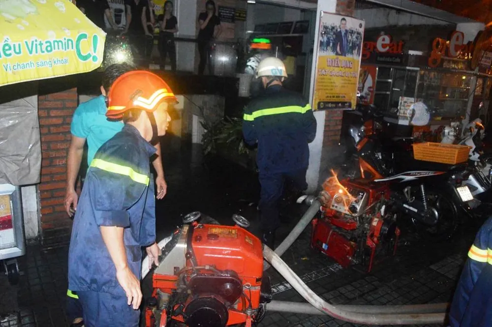 Hình ảnh các cán bộ chiến sĩ chống ngập tại một số tầng hầm trên đường Phan Xích Long quận Bình Thạnh tối ngày 26-9. 